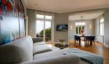 Innenaufnahme Wohnzimmer mit Couch und TV
