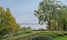 Urlauberdorf 43c- Blick auf den Esstisch, Kamin und TV im Wohn-/ Essbereich