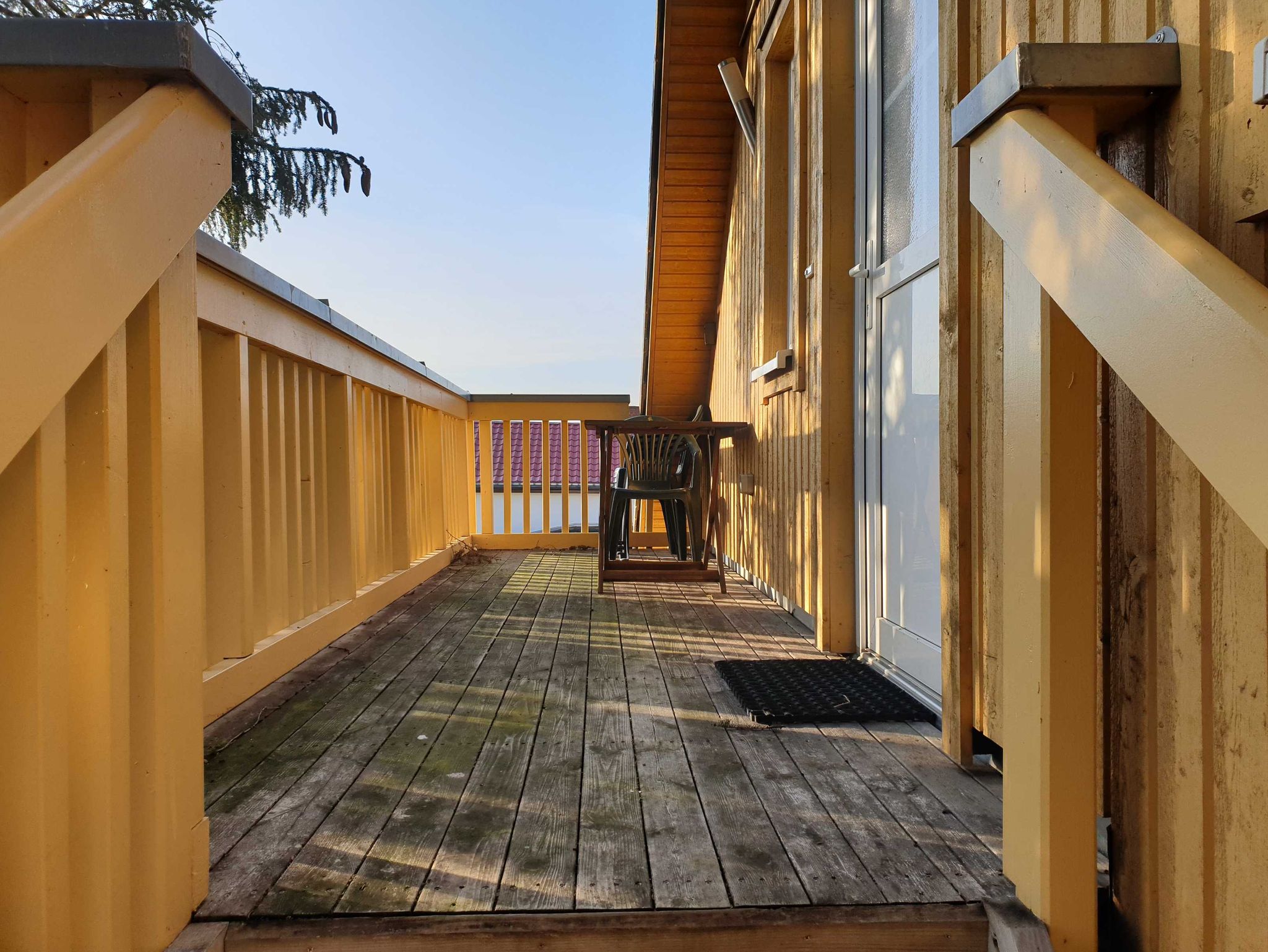 Villa Höger Whg.8 - Blick auf den Wohnbereich und die Küchenzeile