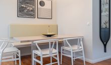 Der moderne offene Wohnbereich mit Essecke und Küche im Appartement Fienchen