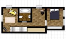 Das große Schlafzimmer im Obergeschoss mit Doppelbett (1,60 m x 2,00 m), Schrank, internetfähigem Fernseher und lauschigem Sitzplatz