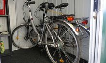 Abstellraum mit 2 Fahrrädern 28 Zoll