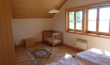 Schlafraum 1 mit Doppelbett und Kinderbett