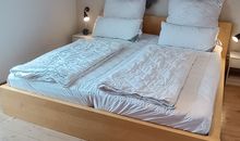 Schlafzimmer mit Doppelbett