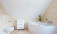 Badezimmer mit Dusche und Badewanne