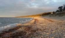 Strand vor der Ferienanlage