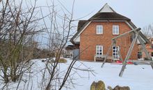 Winteridylle am Reetdachhaus