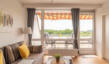 Wohnzimmer mit Balkonblick