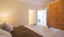 Das zweite Schlafzimmer mit Doppelbett und großem Kleiderschrank