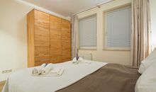 Das zweite Schlafzimmer mit Doppelbett und großem Kleiderschrank