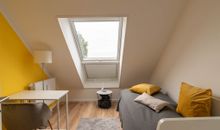 Raum mit Doppelbett und Schreibtisch
