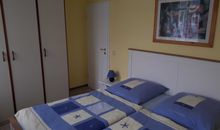 Schlafzimmer mit großem Kleiderschrank
