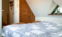 Blick ins Schlafzimmer mit Doppelbett