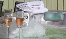 Ein Glas Sekt im oder am Jacuzzi