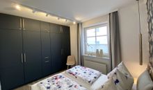 Schlafzimmer mit Kleiderschrank