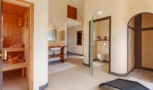 großzügiges, unterteiltes Ensuite-Bad