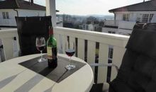 offener Wohn-, Essbereich mit Kaminofen und Terrasse