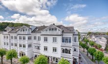 offener Wohn-, Essbereich mit Kaminofen und Terrasse