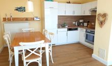 offener Wohn-, Essbereich mit Kaminofen und Terrasse