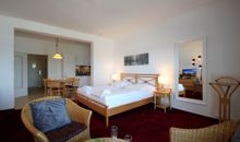 Das erste Schlafzimmer mit Doppelbett