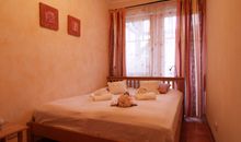Das 2. Schlafzimmer mit französischem Bett und Zugang zur Terrasse