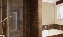 Badezimmer mit Badewanne