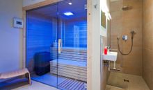 hauseigene Sauna mit separaten Duschbereich