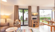 offener Wohnbereich mit Zugang zur Terrasse