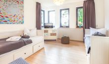Kinderzimmer mit zwei Einzelbetten mit Möglichkeit zur Aufbettung