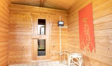 Wohnzimmer mit Kamin im Ferienhaus Idyll