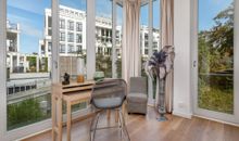 Detail: offener Wohnraum mit Schreibtisch