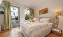 Schlafzimmer 1 mit Zugang zur Terrasse