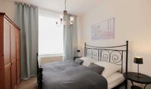 Flur mit Blick ins Schlafzimmer