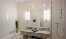 Badezimmer mit bodengleicher Dusche