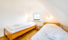 Schlafzimmer mit 2 Betten