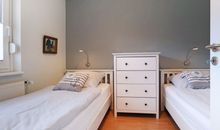 Urlauberdorf 43c - Blick in das Schlafzimmer im Erdgeschoss