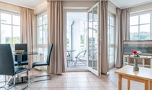 Wohnbereich mit Zugang zum Balkon