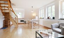 Strandblick - Blick vom Sofa auf den Essbereich und die Treppe zum Schlafzimmer