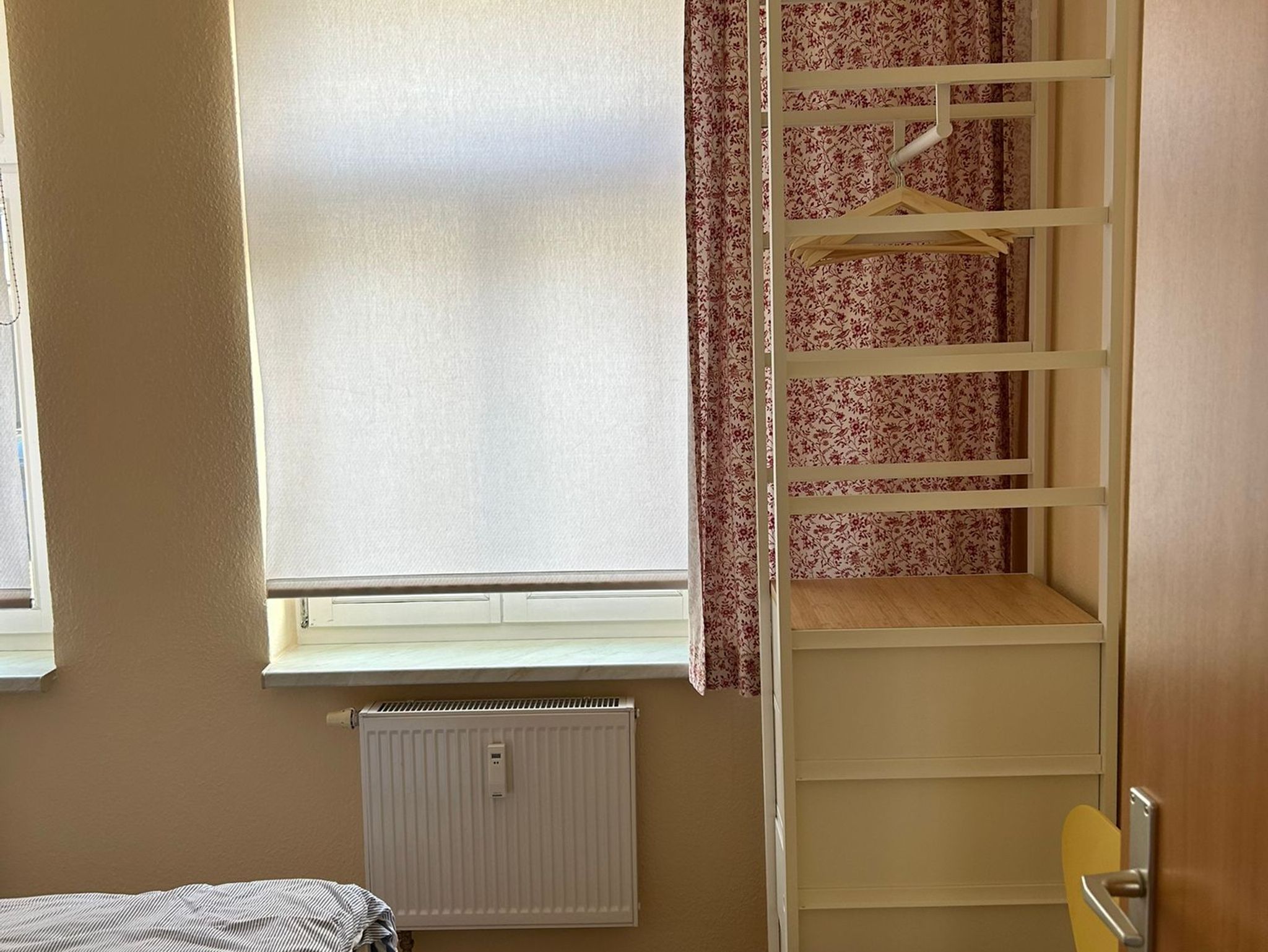 Ferienwohnung Atelier erstes Schlafzimmer mit Doppelbett