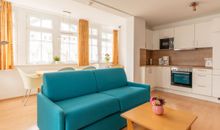 Ferienwohnung Atelier Wohnbereich mit Flachbild-TV