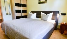 Schlafzimmer 1, mit Doppelbett und TV