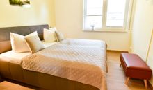 Schlafzimmer 1, mit Doppelbett und TV
