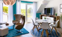 Der offene Wohnbereich mit Zugang zur Terrasse
