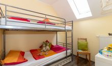 Das Schlafzimmer mit Doppelbett und großem Kleiderschrank