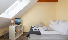 Das Schlafzimmer mit Doppelbett und großem Kleiderschrank