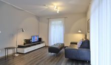 Haus am Teich, Whg. D11 - Blick auf den offenen Wohnbereich mit TV