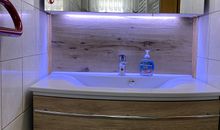 2 moderne Waschbecken & WC`s
