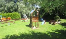 Spielplatz hinter dem Haus