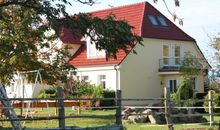 Ferienhof am Leuchtturm in Kühlungsborn - Blick auf das Landhaus mit Garten und Spielwiese und Terrasse zu jeder Wohnung
