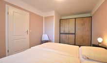 Schlafzimmer 1 mit Kleiderschrank